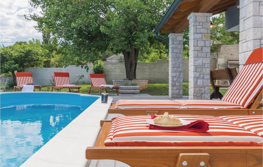 Bazén v ubytování Four-Bedroom Holiday Home In Manjadvorci nebo v jeho okolí