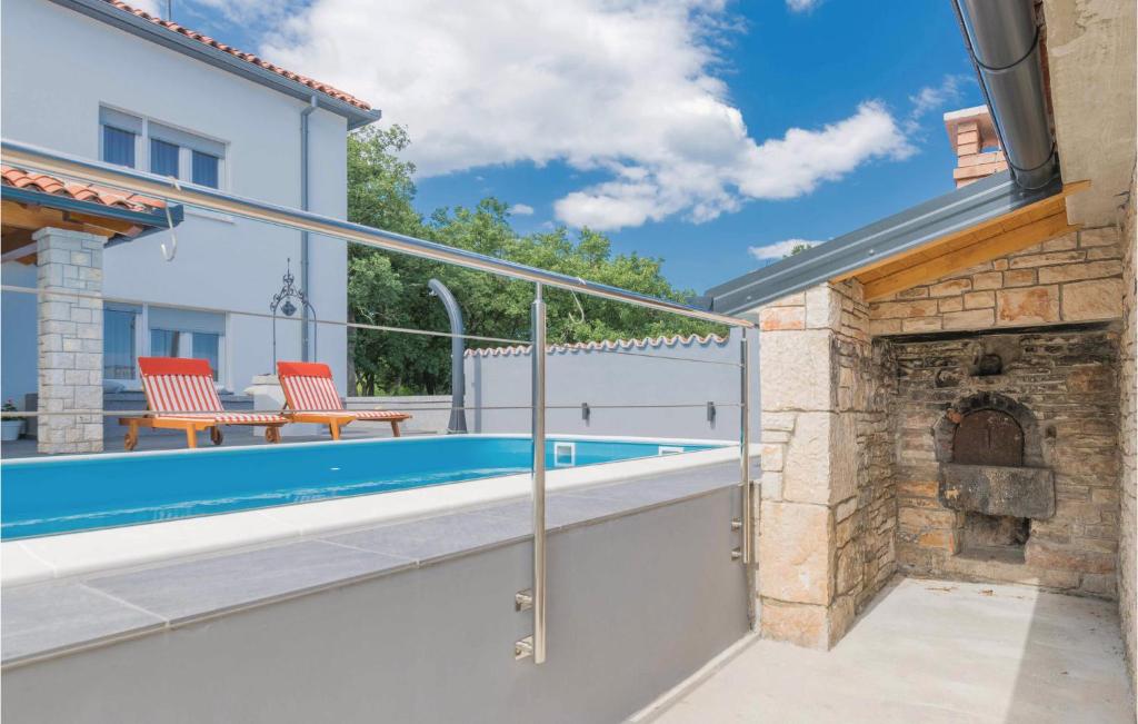 Bazén v ubytování Four-Bedroom Holiday Home In Manjadvorci nebo v jeho okolí