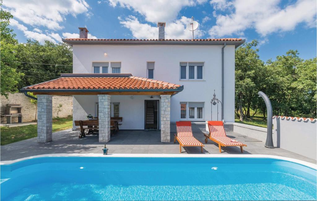 Bazén v ubytování Four-Bedroom Holiday Home In Manjadvorci nebo v jeho okolí