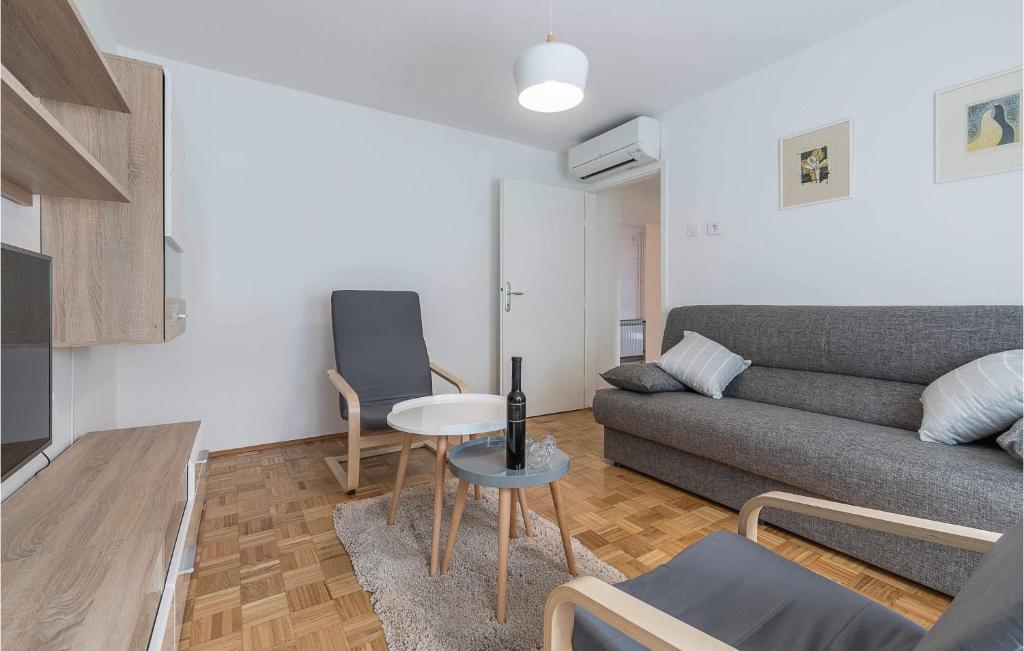 Posezení v ubytování Four-Bedroom Holiday Home In Manjadvorci