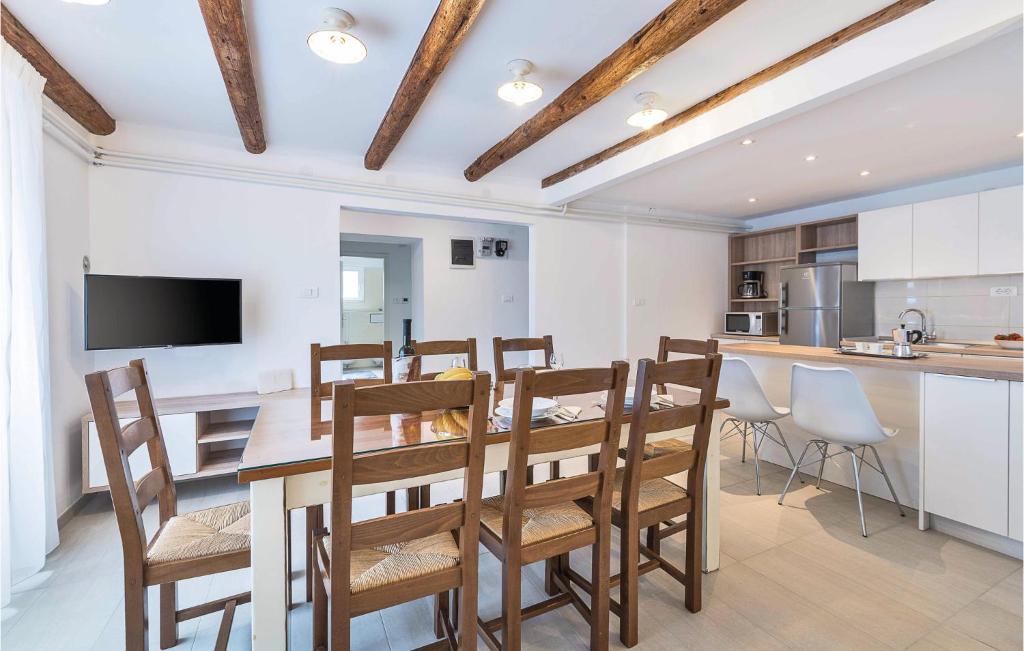 Kuchyň nebo kuchyňský kout v ubytování Four-Bedroom Holiday Home In Manjadvorci