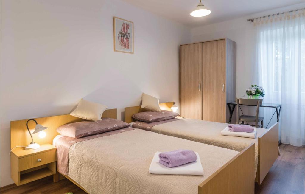 Postel nebo postele na pokoji v ubytování Four-Bedroom Holiday Home In Manjadvorci