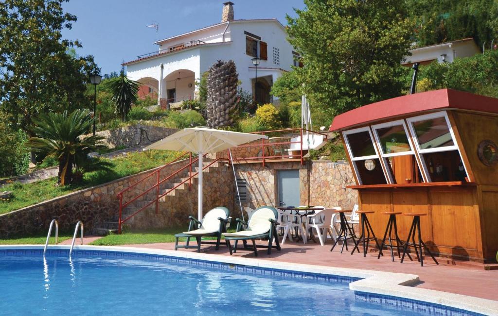 une villa avec une piscine et une maison dans l'établissement Nice Home In Palafolls With House A Mountain View, à Mas Carbo