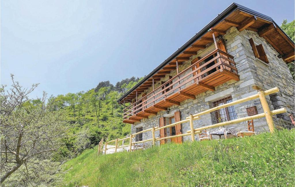 una baita di tronchi su una collina nel bosco di Casa Alpe Corniola a Ballabio Superiore