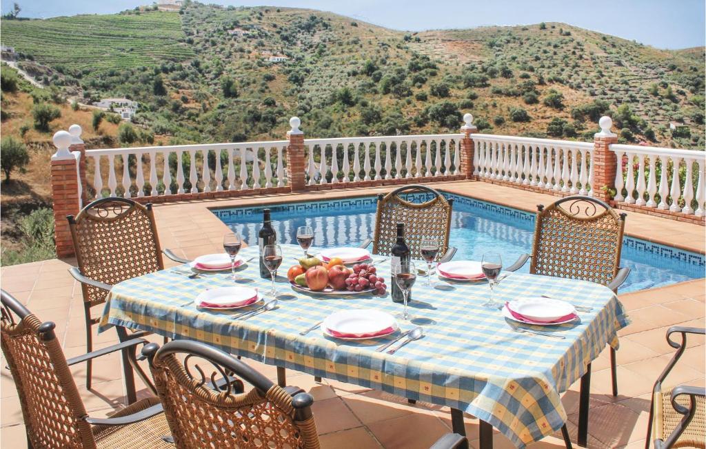 Bazén v ubytovaní Amazing Home In Torrox Costa With Wifi alebo v jeho blízkosti