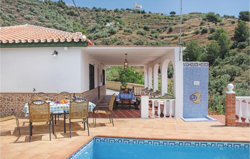 Bazén v ubytovaní Amazing Home In Torrox Costa With Wifi alebo v jeho blízkosti