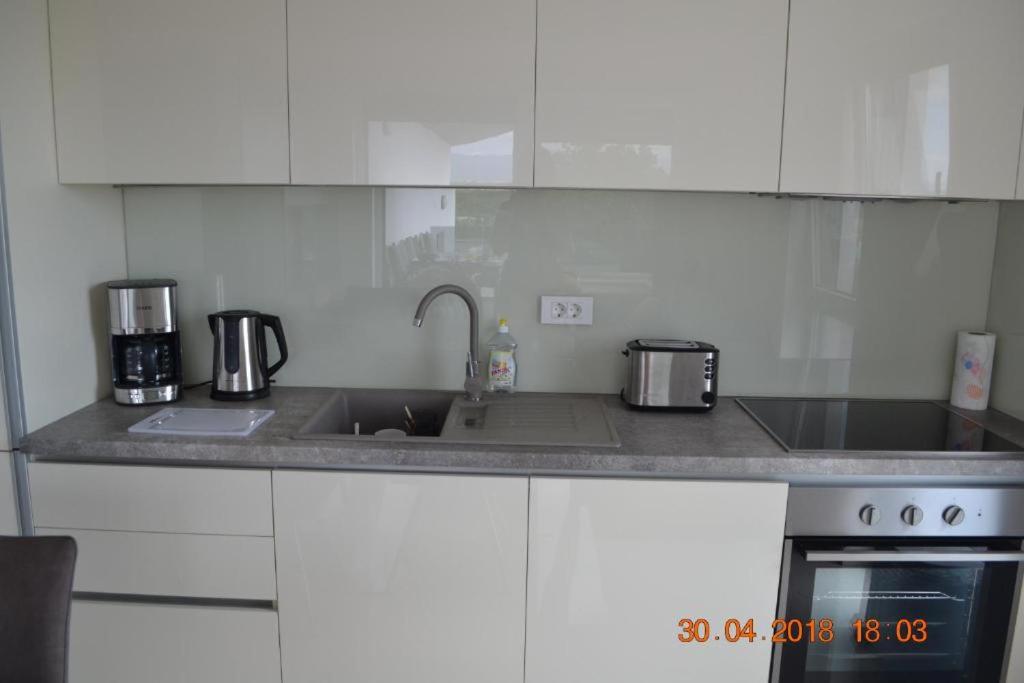 Kuchyňa alebo kuchynka v ubytovaní My Paradies - Njivice Penthouse***