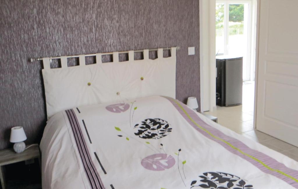 a bed with a white and purple blanket on it at Stunning Home In Brain-sur-alonnes With 3 Bedrooms And Wifi in Brain-sur-Allonnes