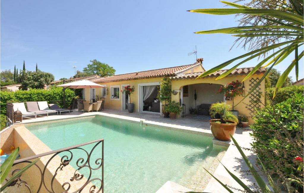 Piscina de la sau aproape de Awesome Home In Bagnols En Fort With 3 Bedrooms, Outdoor Swimming Pool And Swimming Pool