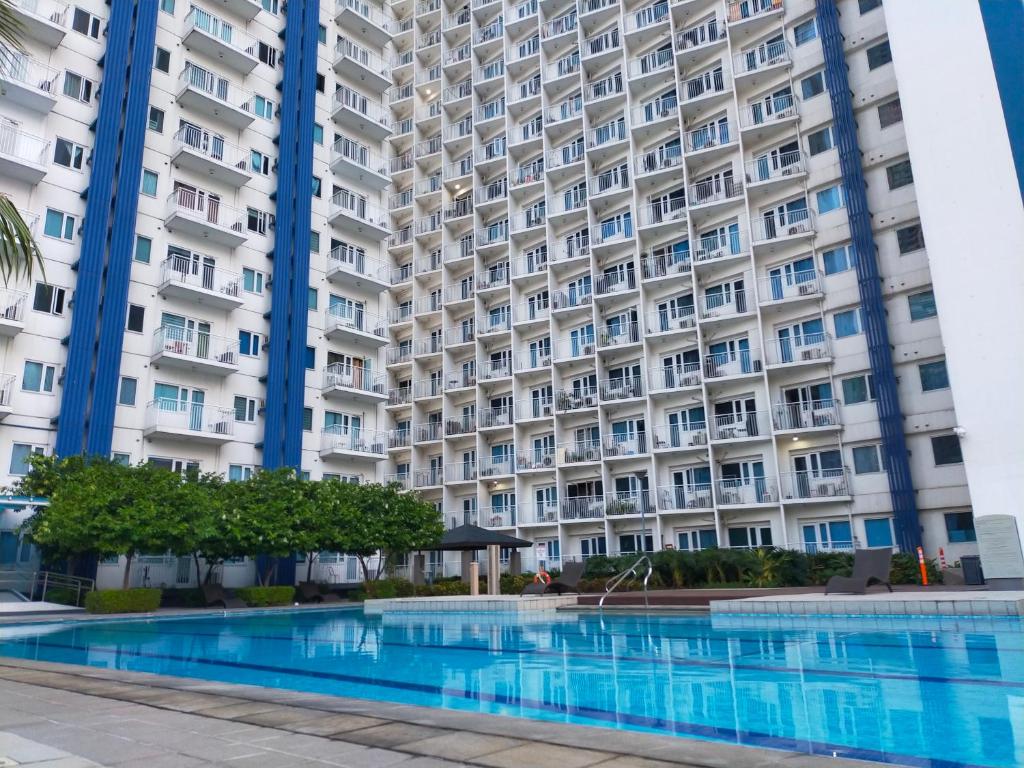ein großes Apartmenthaus mit großem Pool in der Unterkunft Gabriel's Den @ JazzB1109 in Manila