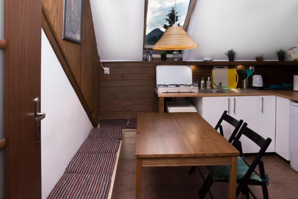 a small kitchen with a table and a bench at Nad Dunajcem in Sromowce Niżne