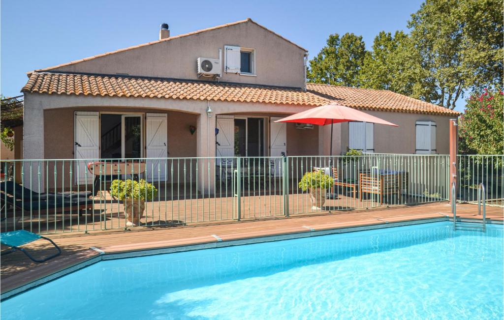 uma casa com piscina em frente a uma casa em Awesome Home In Montblanc With Kitchen em Montblanc