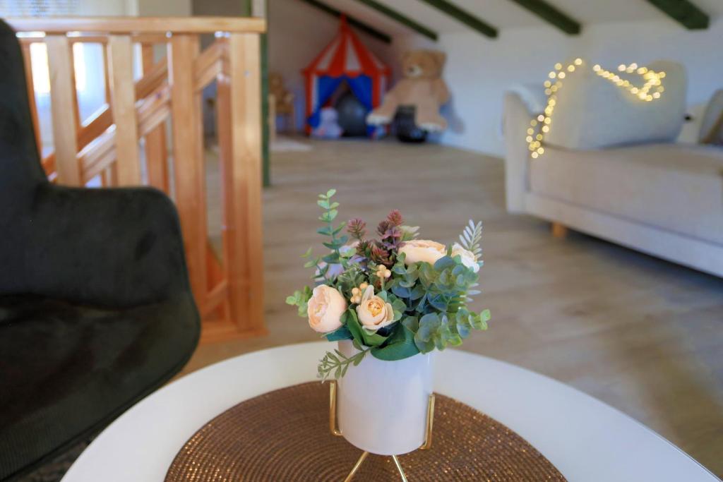 Posezení v ubytování Luxury Apartman Alex with sauna & jacuzzi in the village