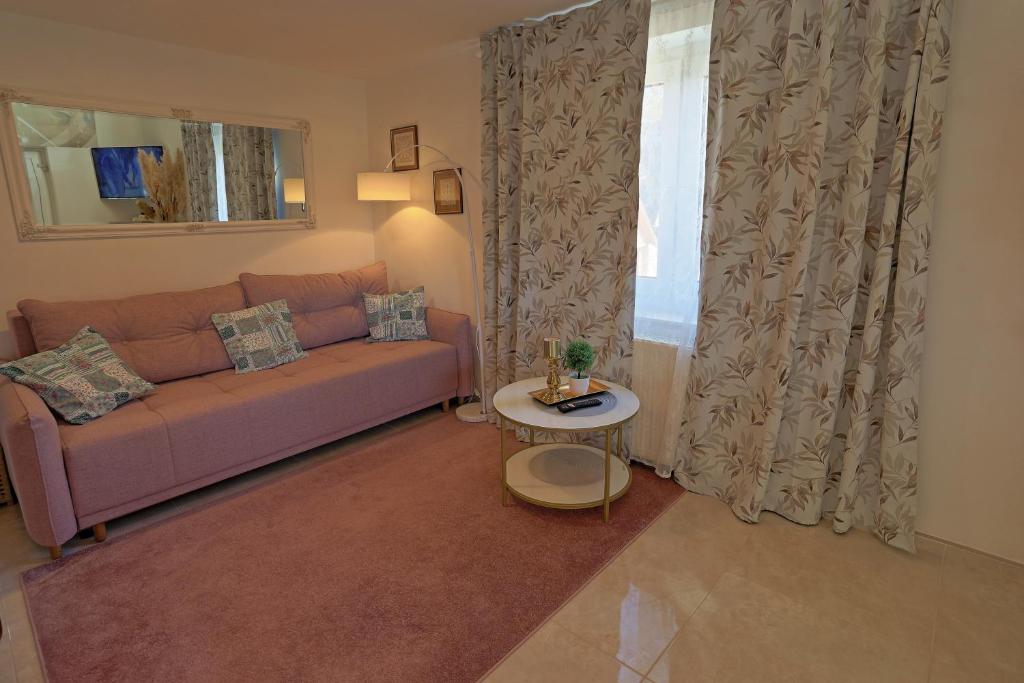 Posezení v ubytování Luxury Apartman Alex with sauna & jacuzzi in the village