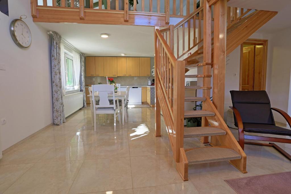 Fotografie z fotogalerie ubytování Luxury Apartman Alex with sauna & jacuzzi in the village v destinaci Otočac