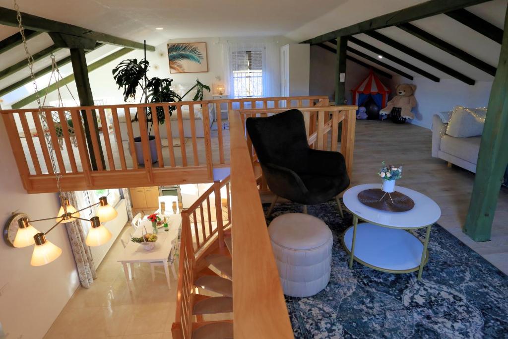 Posezení v ubytování Luxury Apartman Alex with sauna & jacuzzi in the village