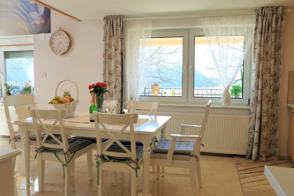 Posezení v ubytování Luxury Apartman Alex with sauna & jacuzzi in the village
