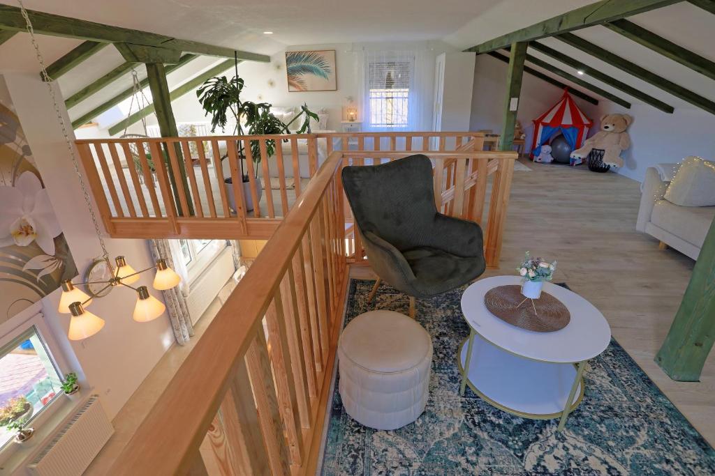Posezení v ubytování Luxury Apartman Alex with sauna & jacuzzi in the village