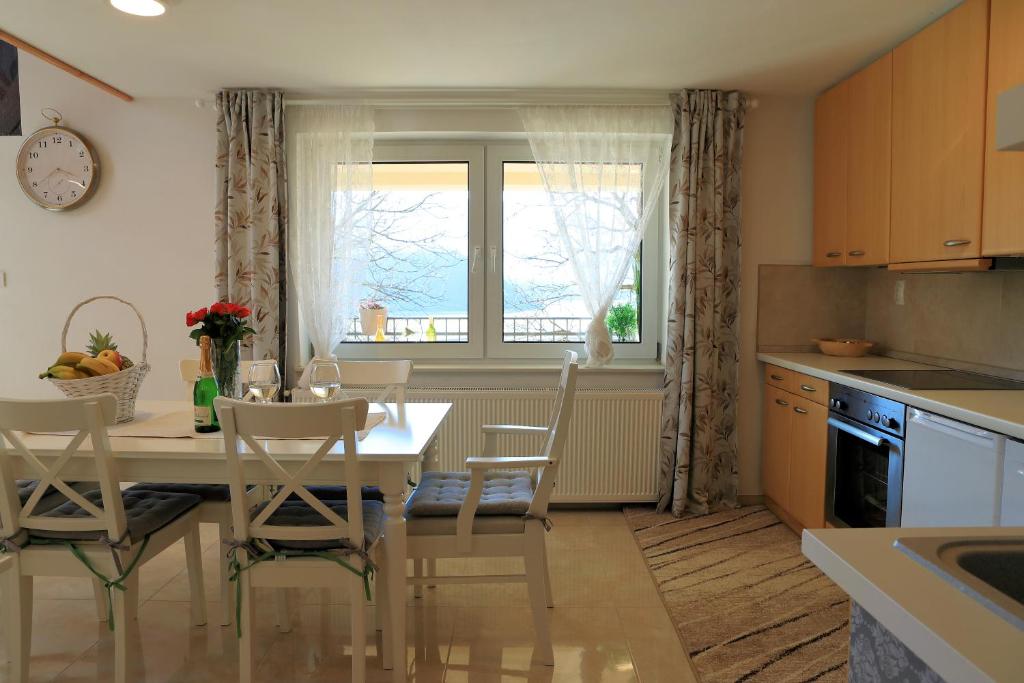 Kuchyň nebo kuchyňský kout v ubytování Luxury Apartman Alex with sauna & jacuzzi in the village