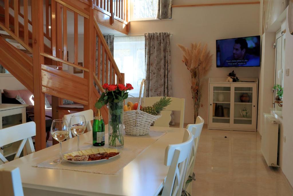 TV a/nebo společenská místnost v ubytování Luxury Apartman Alex with sauna & jacuzzi in the village