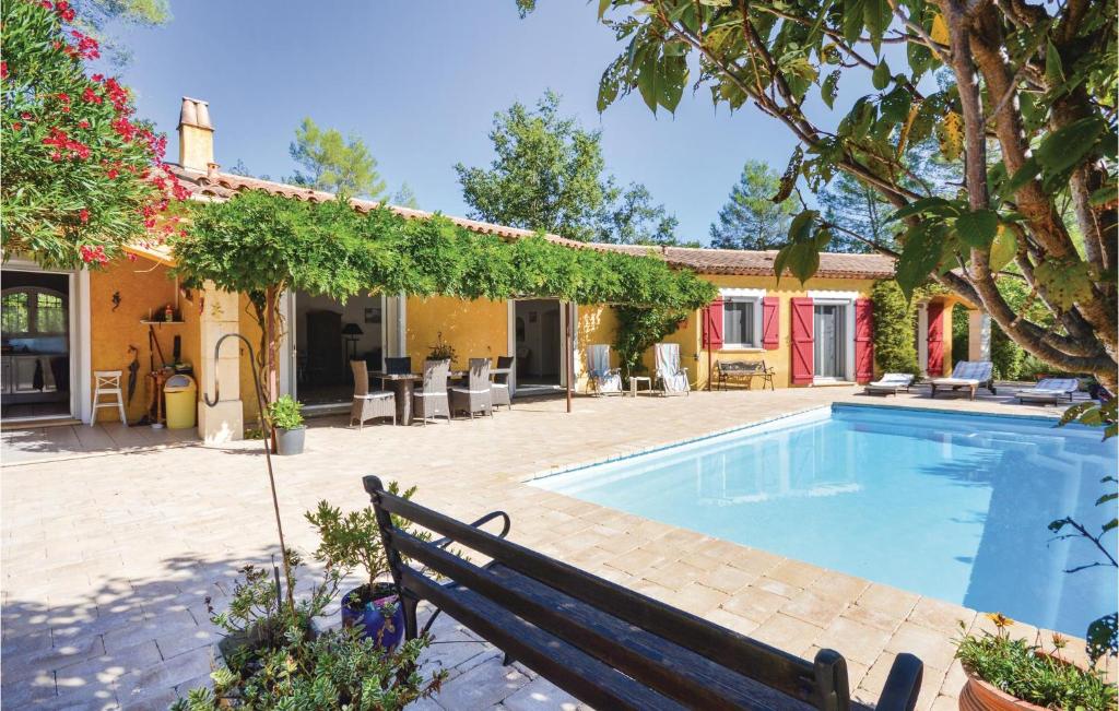 Villa con piscina en un patio en Stunning Home In Fayence With Private Swimming Pool, Can Be Inside Or Outside, en Fayence