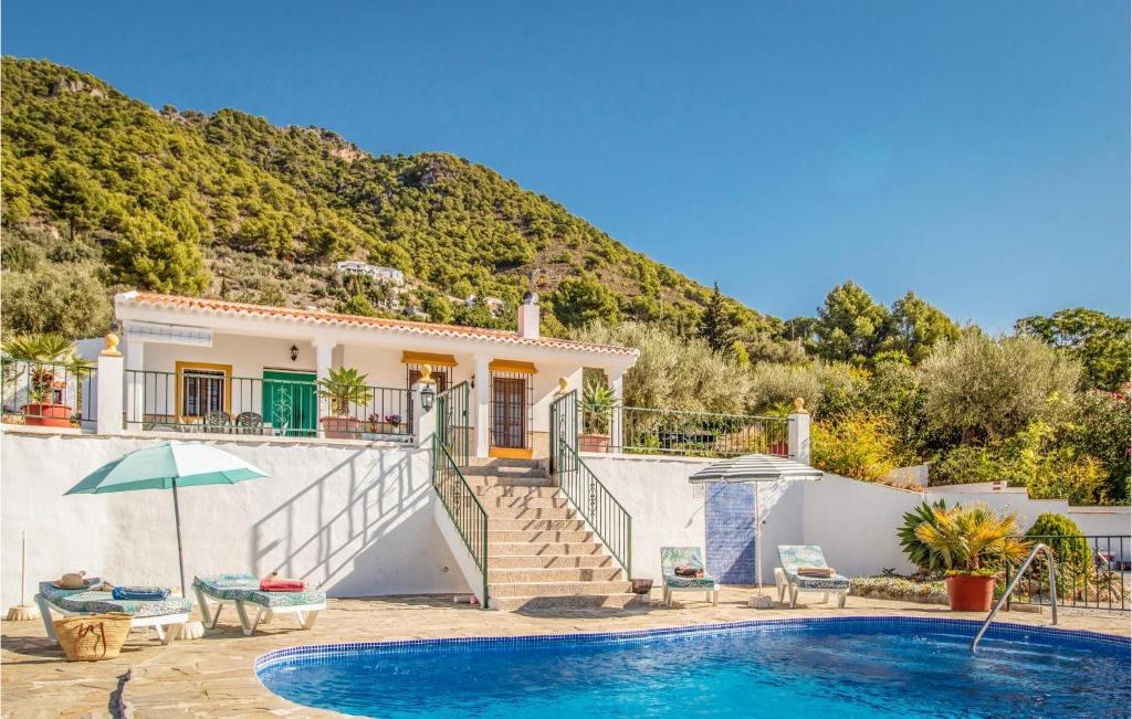 eine Villa mit Swimmingpool und ein Haus in der Unterkunft Beautiful Home In Frigiliana in Frigiliana