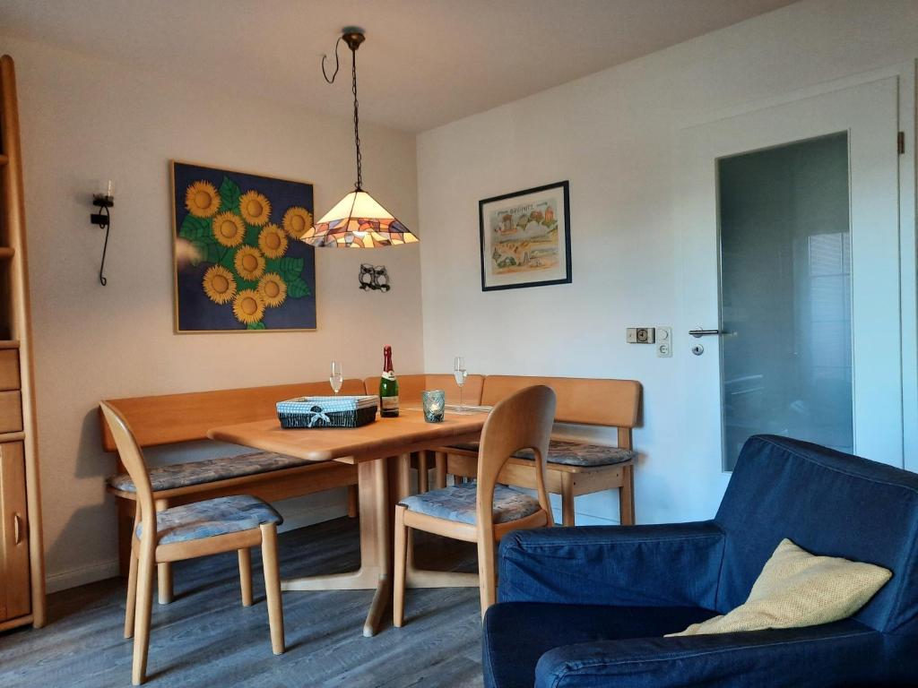 een eetkamer met een houten tafel en stoelen bij "Ferienhaus Moll" in Grömitz