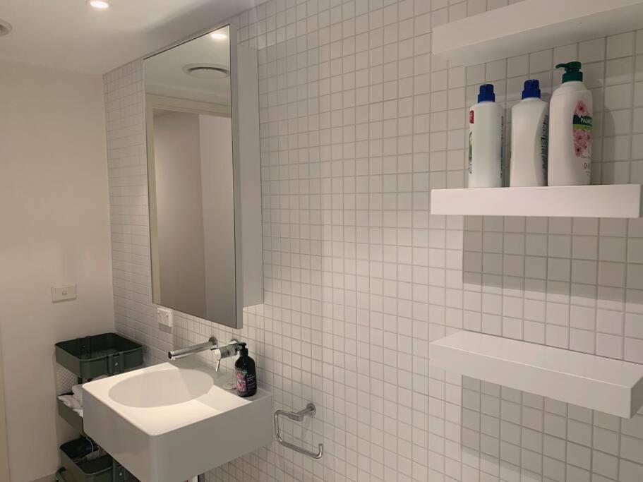 حمام في Light-filled apartment in a dream location 150m away from University of Melbourne