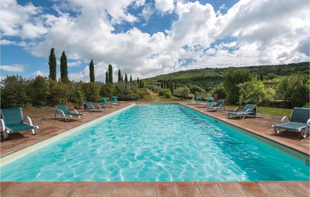 une piscine avec des chaises et des arbres et une montagne dans l'établissement La Dependance, à Migliano