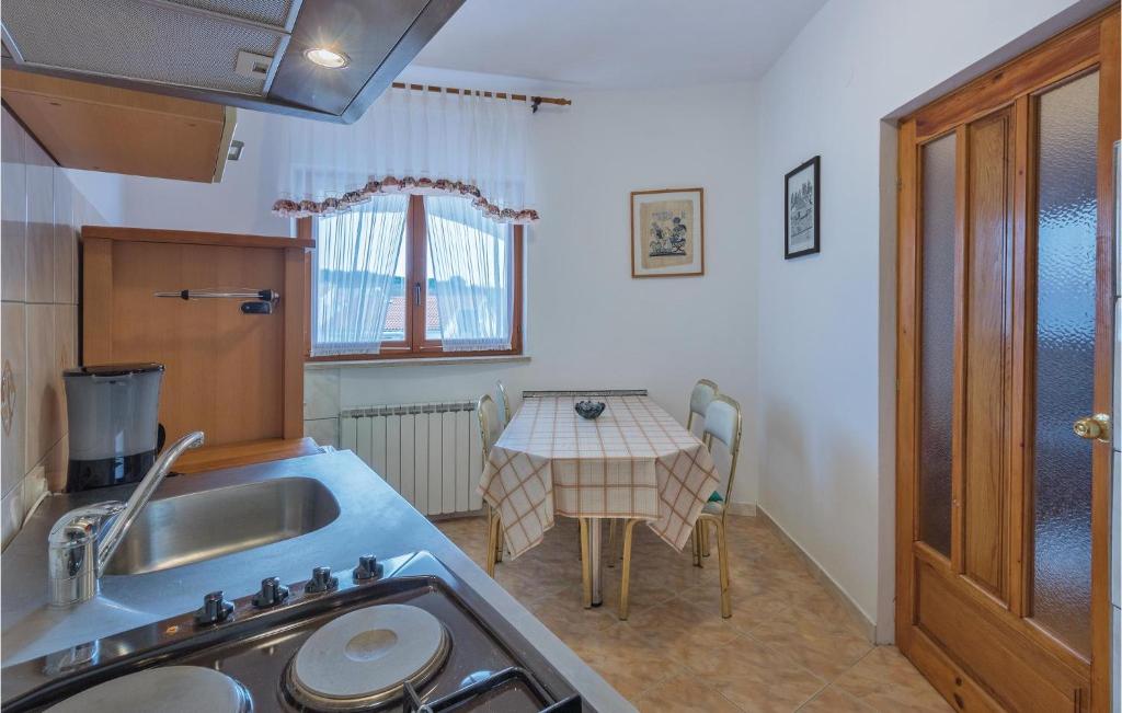 Kuchyň nebo kuchyňský kout v ubytování 8 Bedroom Stunning Home In Pula