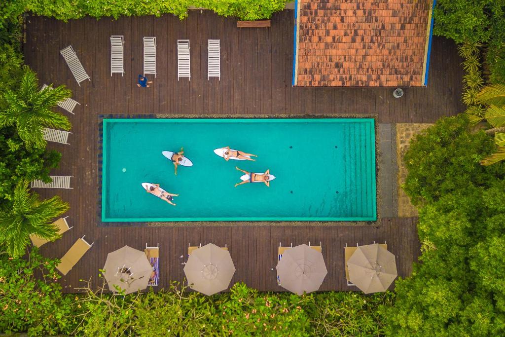 widok z góry na basen z parasolami w obiekcie We Escape w mieście Weligama
