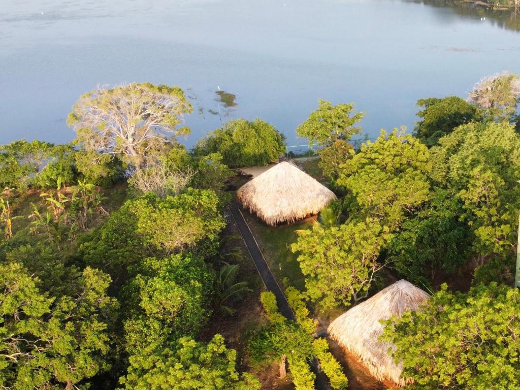 eine Luftansicht auf einen Dschungel mit Bäumen und Wasser in der Unterkunft Yala Lake View Cabanas in Tissamaharama