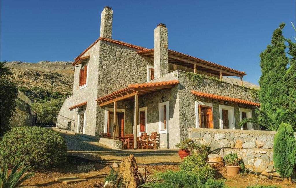 Agia ParaskeviにあるAmazing Home In Agios Vasilios With Wifiの石造りの家
