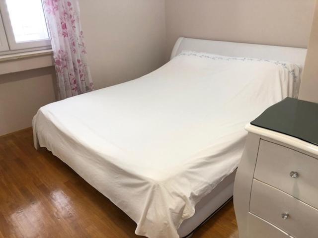 Posteľ alebo postele v izbe v ubytovaní bedroom with bathroom shower