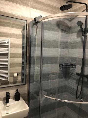 Kúpeľňa v ubytovaní bedroom with bathroom shower