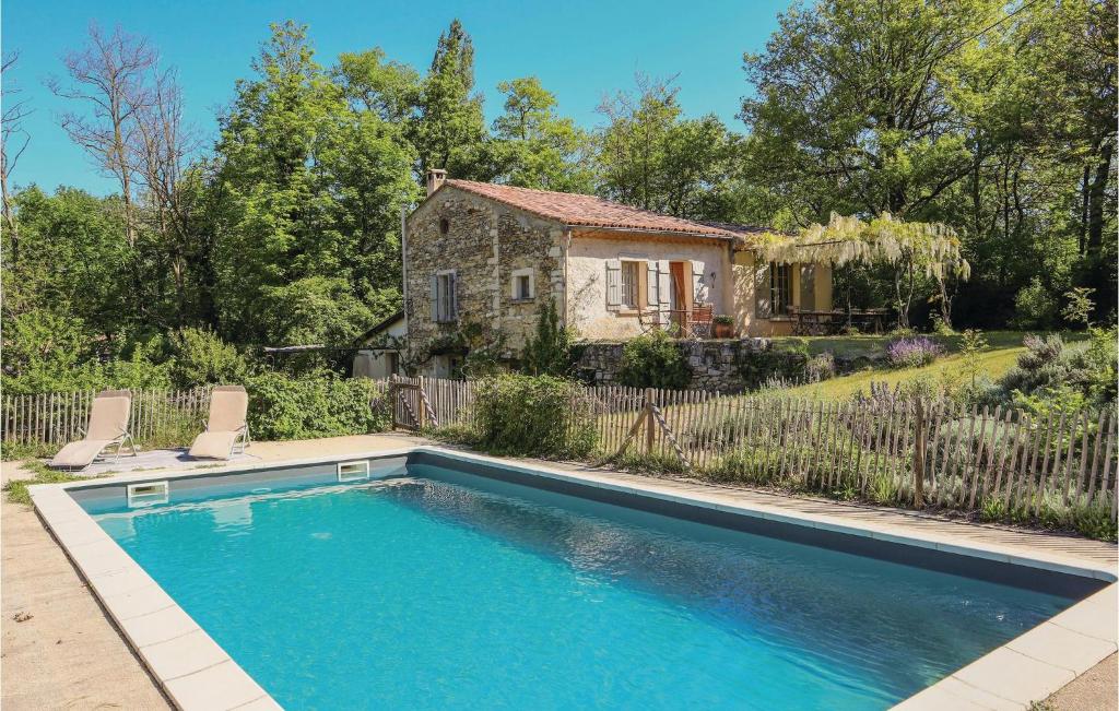 una piscina frente a una casa en Stunning Home In Le Pot-laval With Private Swimming Pool, Can Be Inside Or Outside, en Le Poët-Laval