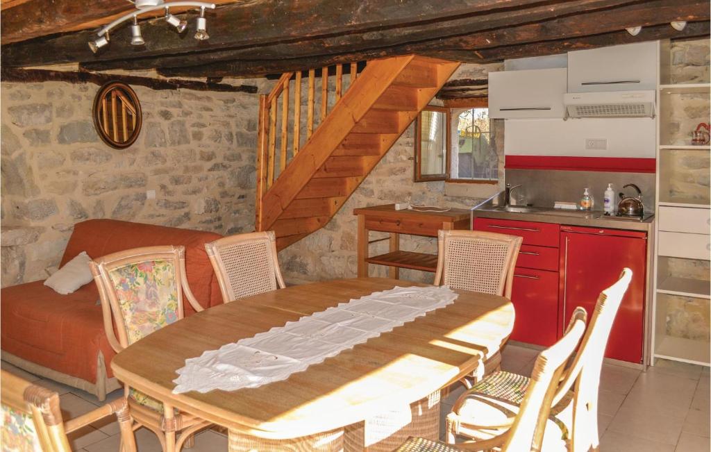 a dining room with a table and a kitchen at Lovely Home In Padirac With Wifi in Padirac