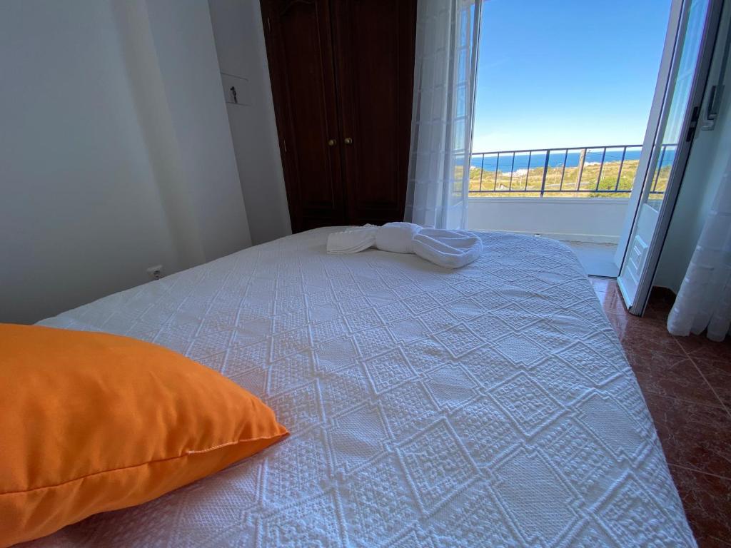 um quarto com uma cama com duas toalhas em Ericeira Sand Beach R6 na Ericeira