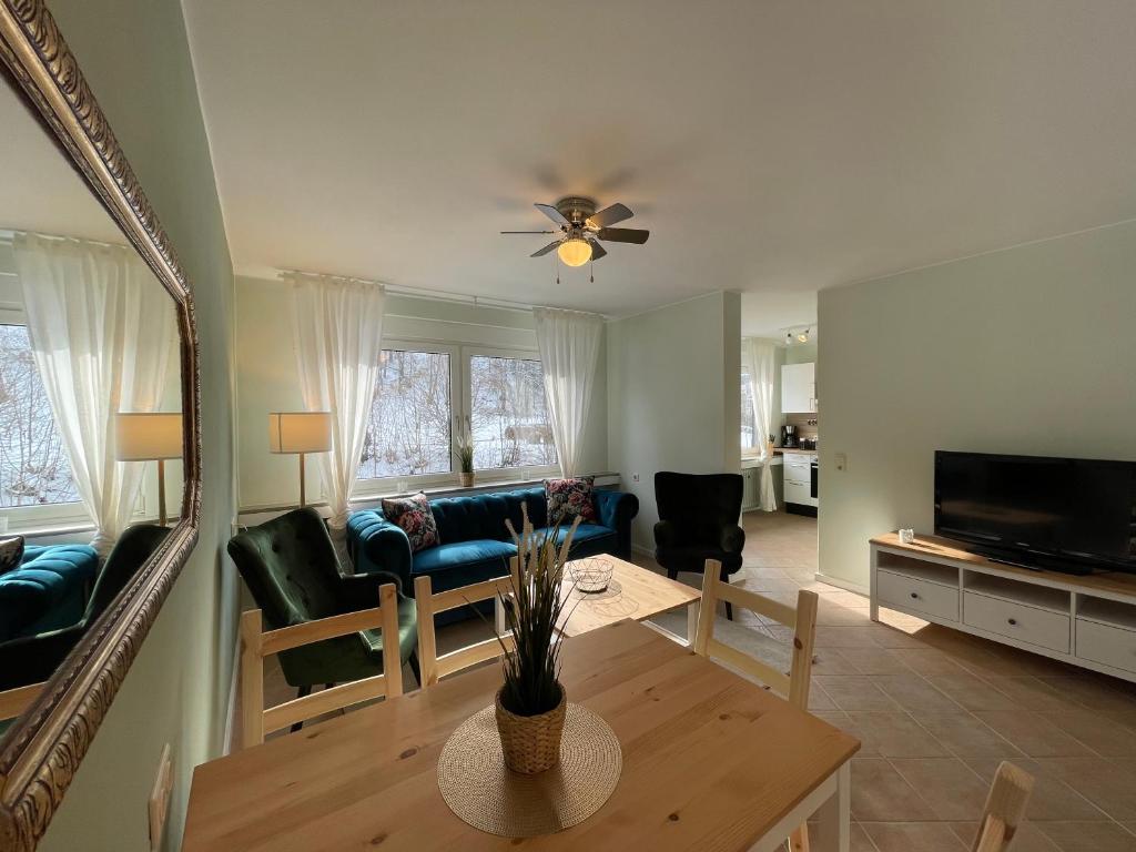 ein Wohnzimmer mit einem Sofa und einem Tisch in der Unterkunft Ferienwohnungen Rothaarglück in Schmallenberg