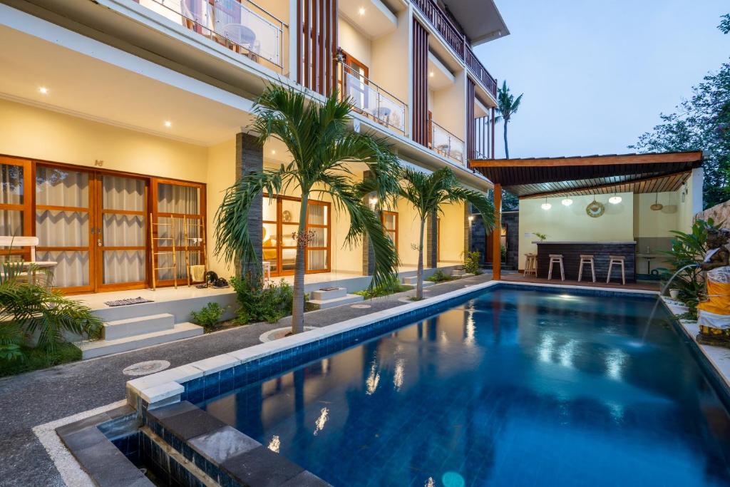 - une piscine dans l'arrière-cour d'une maison dans l'établissement The Pulau Bungalow, à Nusa Lembongan