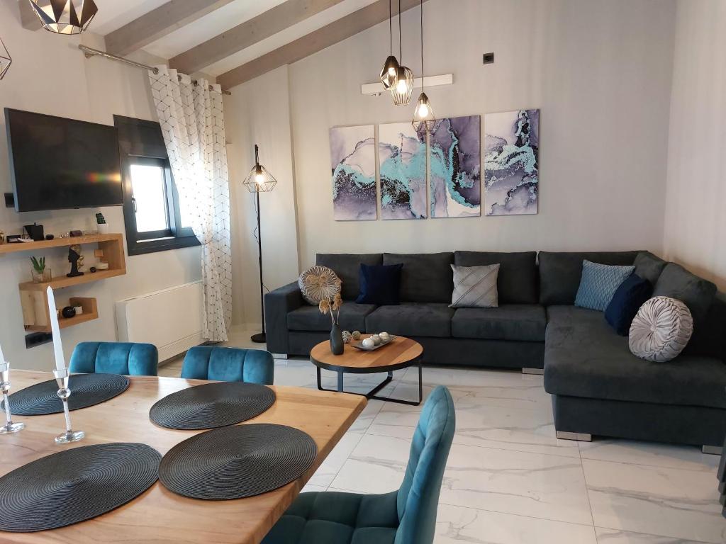 uma sala de estar com um sofá e uma mesa em ELITE LUXURY APARTMENTS em Argostoli