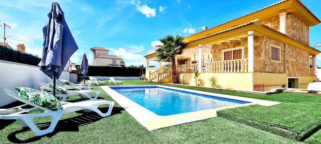 a swimming pool in the yard of a house at Agradable Villa con Piscina y BBQ. in San Vicente del Raspeig