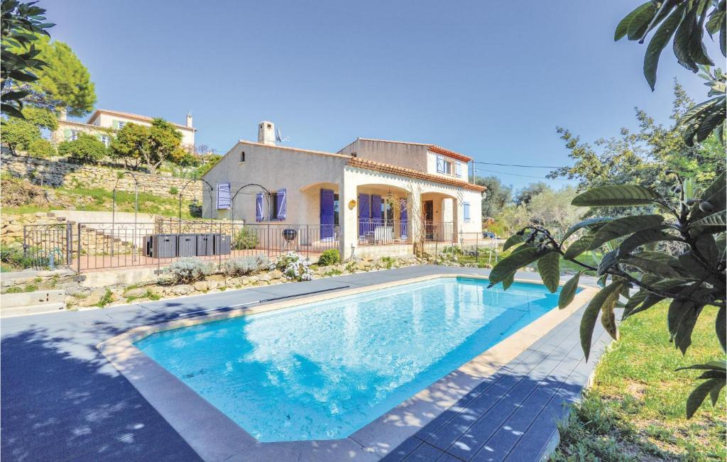 une villa avec piscine devant une maison dans l'établissement Stunning Home In Vallauris, à Vallauris