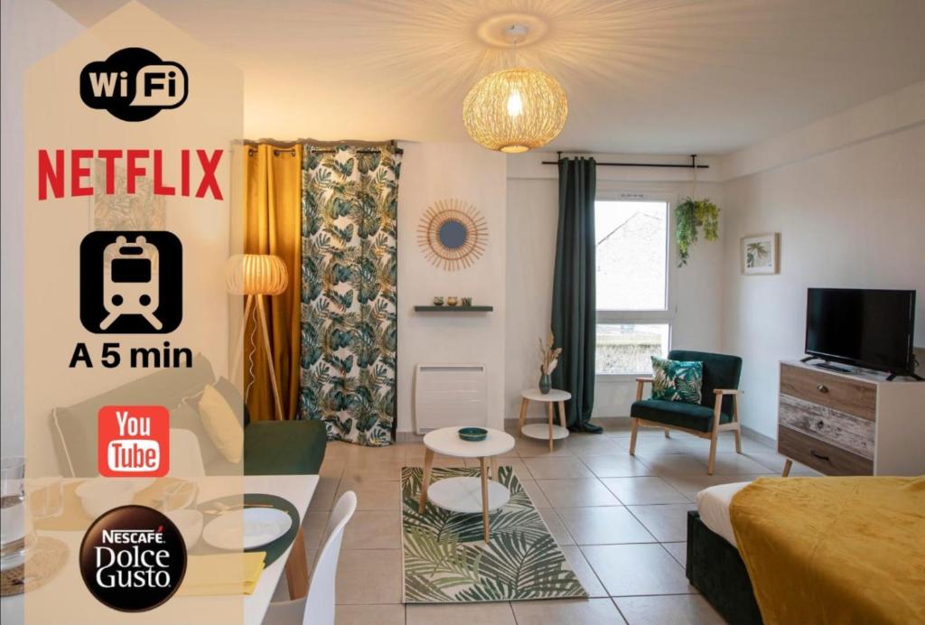 un salon avec un canapé et une télévision dans l'établissement Studio Le Voltaire Sublime & Cosy proche Gare de Sète, à Sète