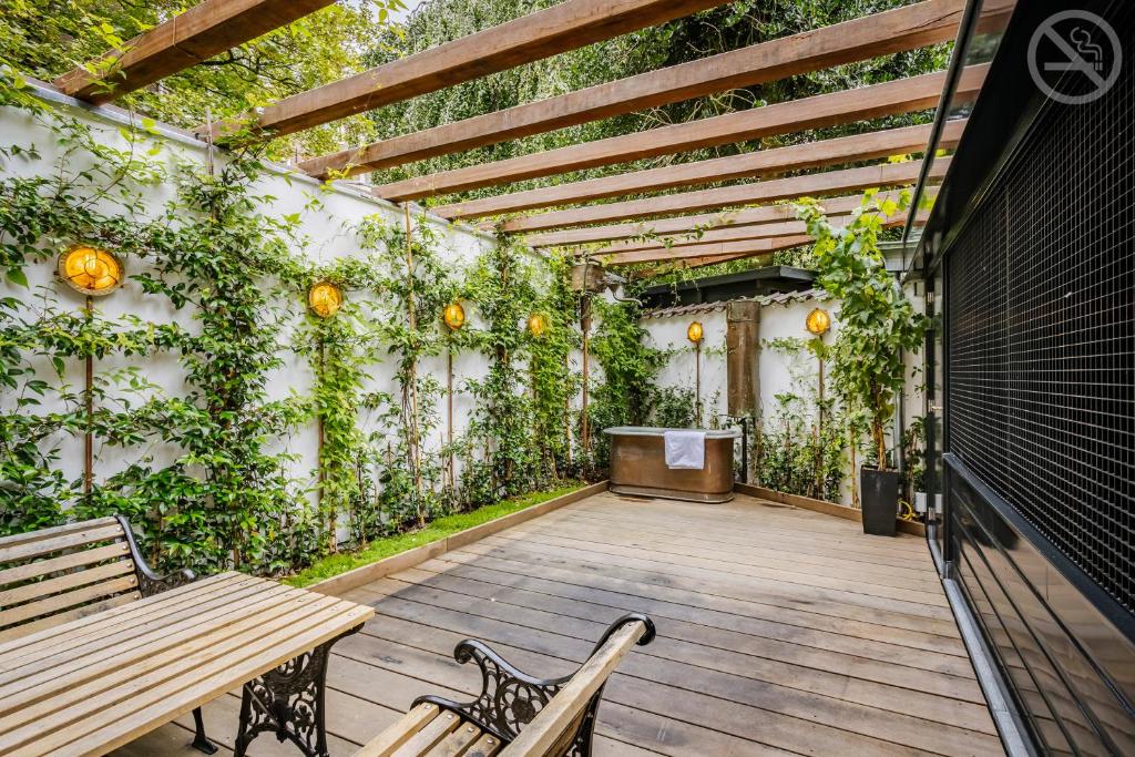 een patio met 2 banken en een tafel bij Boutique Hotel The Noblemen in Amsterdam