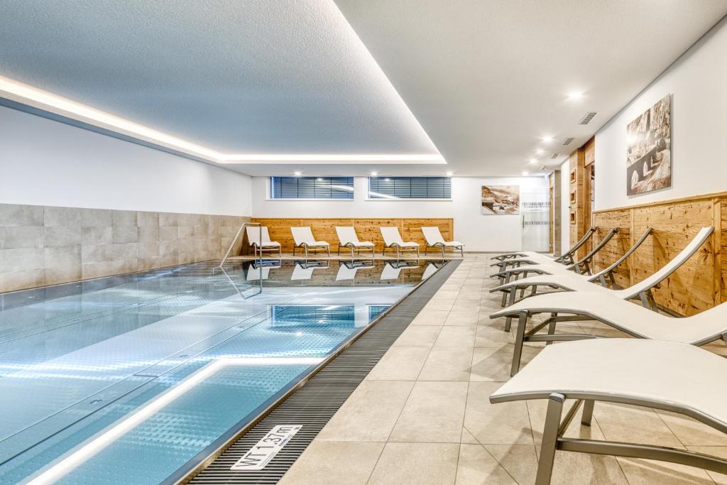 Bazén v ubytování Arlberg Chalets nebo v jeho okolí