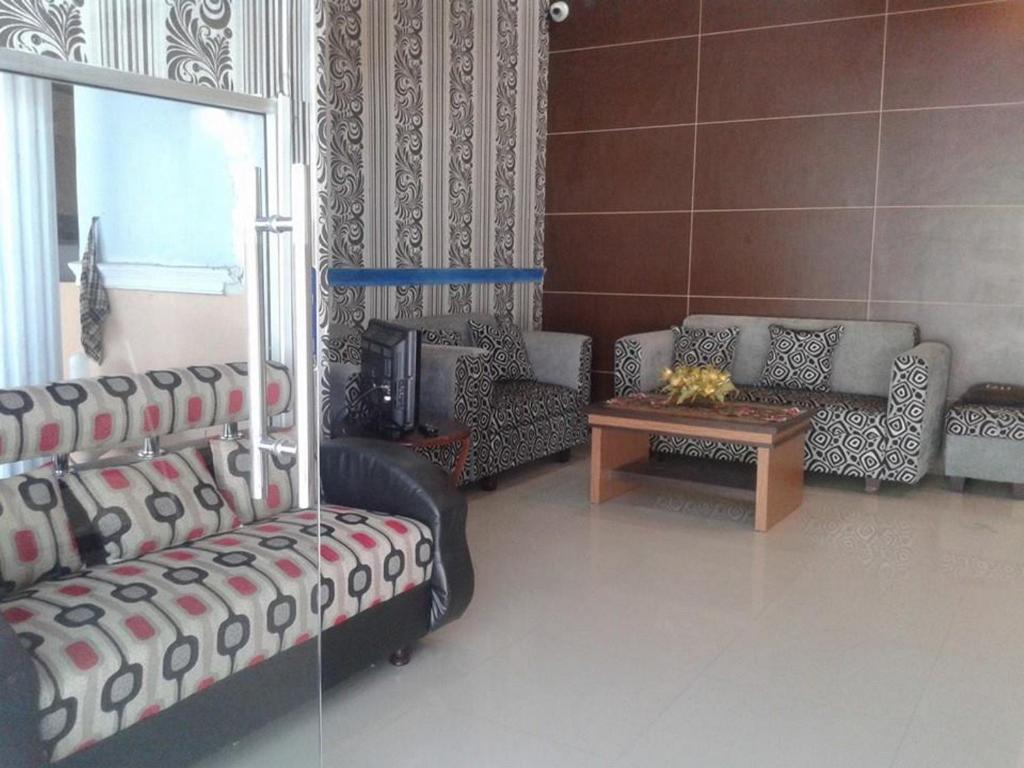 Χώρος καθιστικού στο RedDoorz Syariah near RSUD Ainun Habibie Gorontalo