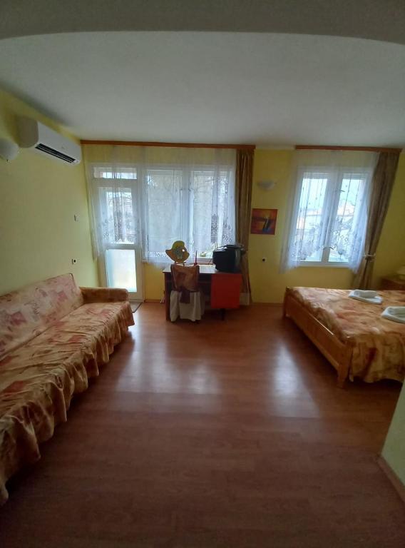 Hadjibulevata Guest House - Chambre Reine Avec Balcon