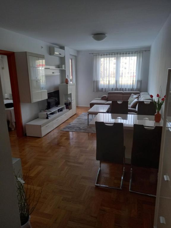 sala de estar con mesa y sofá en APARTMAN MARIO - ARENA ZAGREB en Zagreb