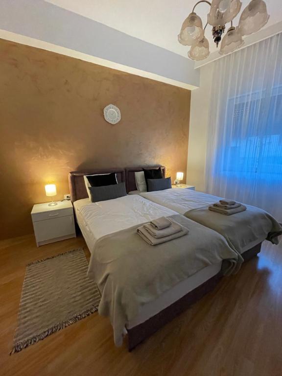 een slaapkamer met een groot bed met twee handdoeken erop bij Apartman studio Lusi in Subotica
